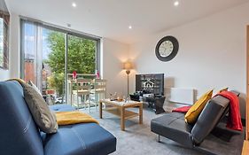 Heart Of City Centre Luxury Apartment With Secure Underground Parking